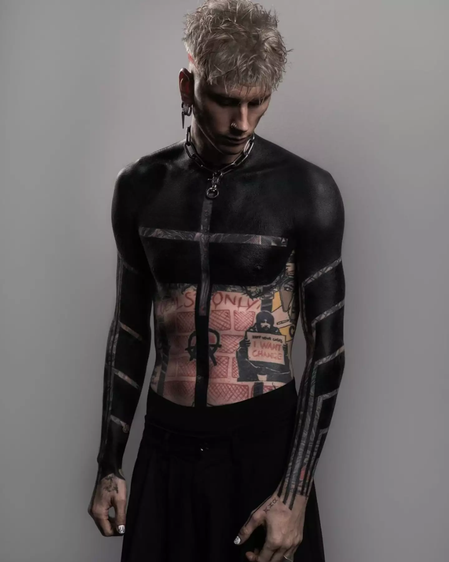 The rapper has a new extreme look. Credit:instagram/machinegunkelly