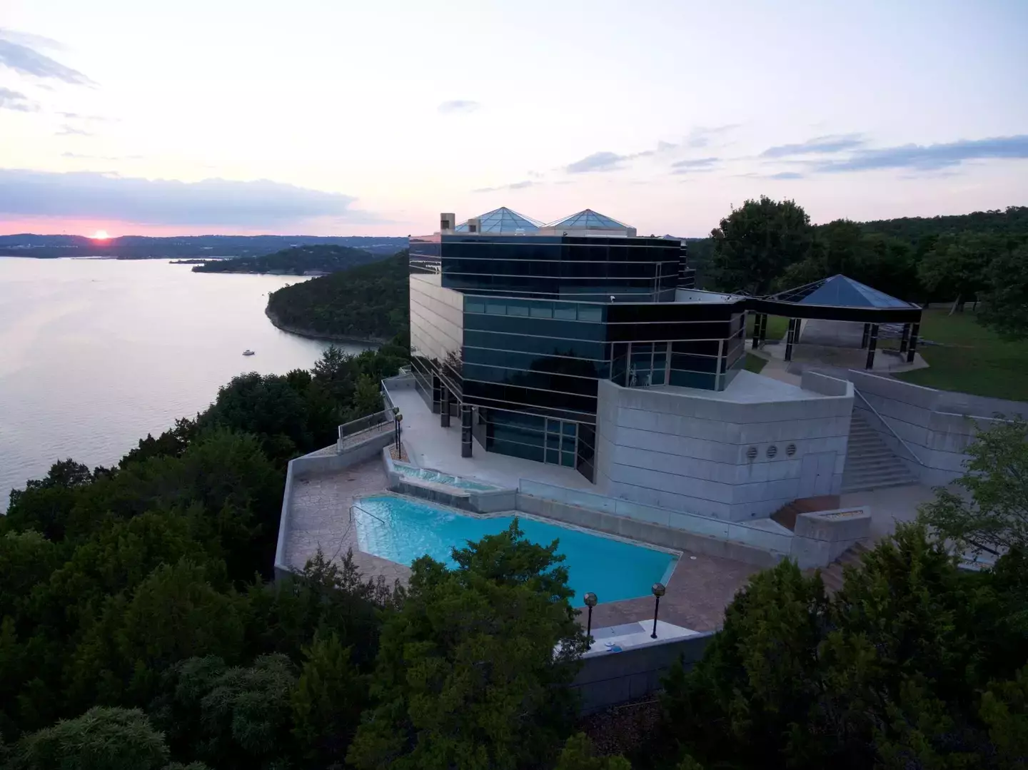Evergreen Crystal Palace is a five-storey mansion in the Ozarks of southwestern Missouri (Evergreen Investments)