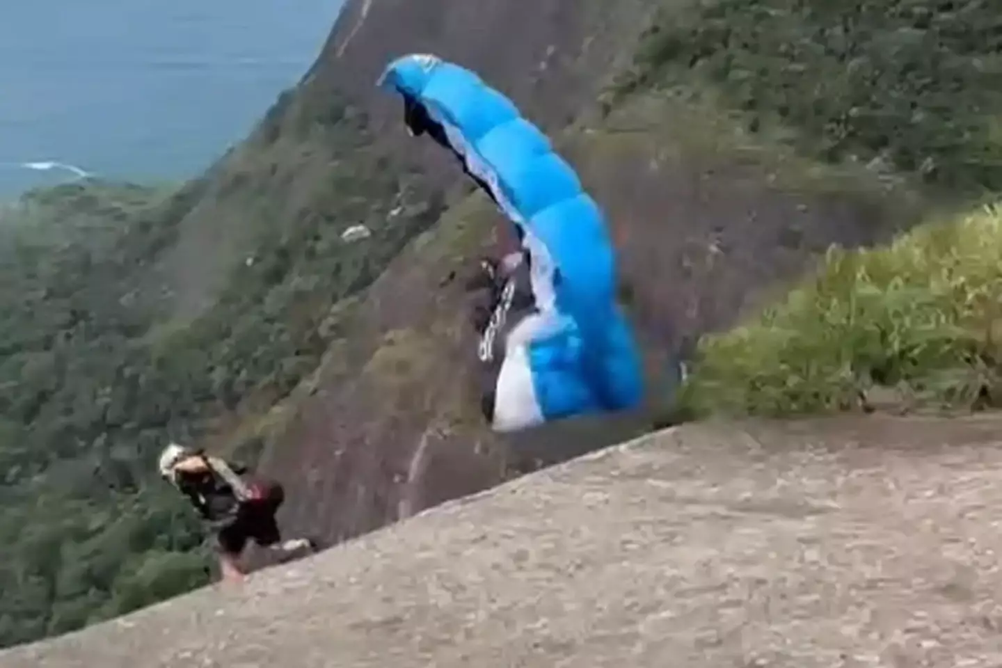 Jose fell off the cliff (@eduardotchao/Instagram)