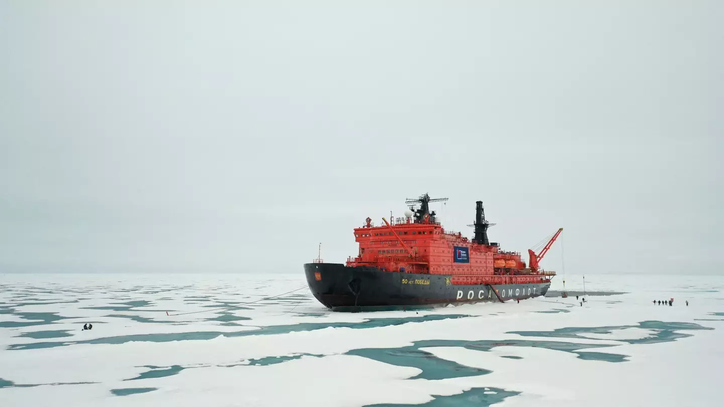 It's up to ship's crew what time it is in the North Pole.