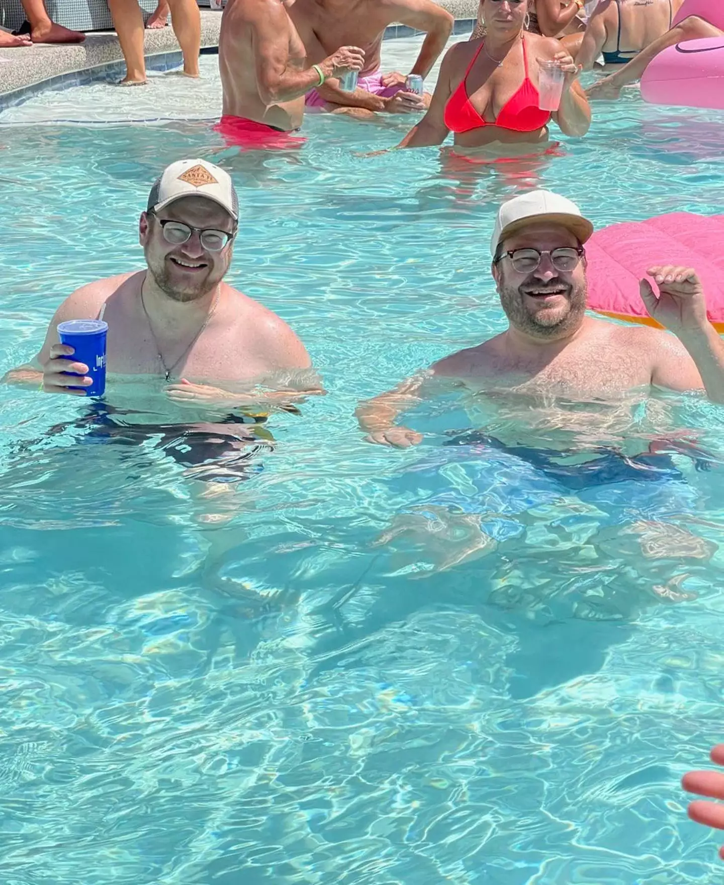 What do you think? Twins or just vaguely similar? (Seandouglasmcardle/Reddit)
