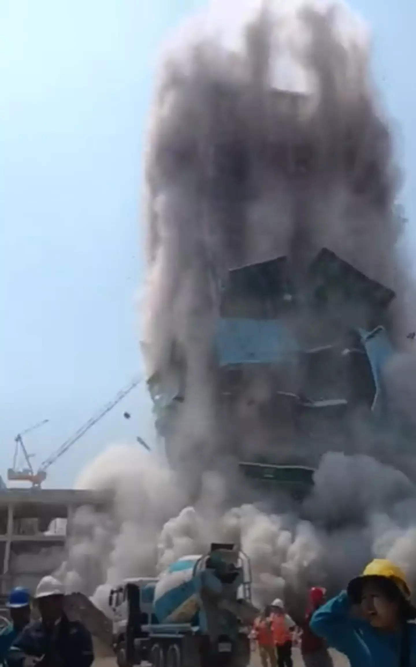 The earthquake caused the building to collapse (ViralPress)