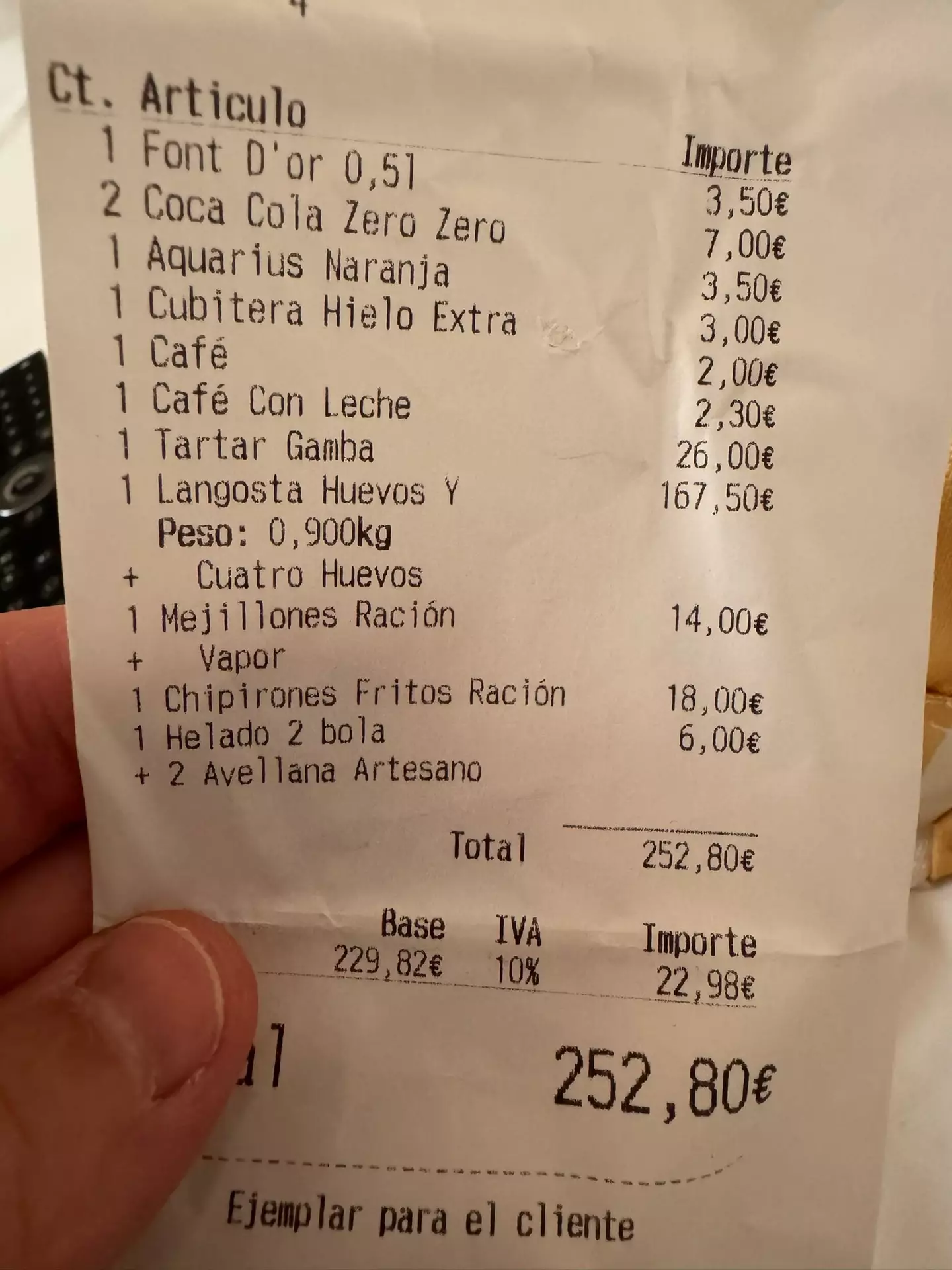 Antonio Barbeito was charged $3 for ice. (Twitter/@bareitovila)