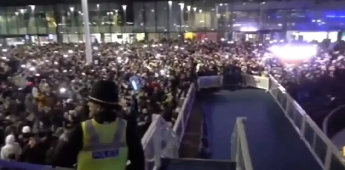 Footage shows hundreds had turned out for a display that never happened (@ARTCommentry/Twitter)