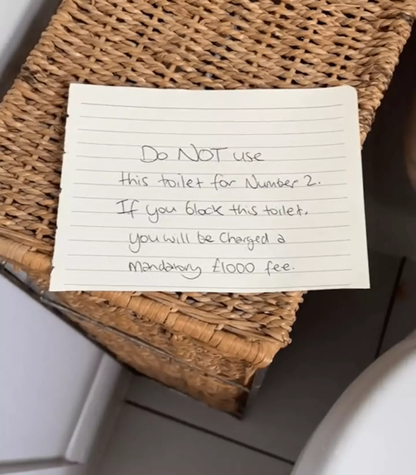 The accommodation was covered in notes. (TikTok/ @getlostwebsite)