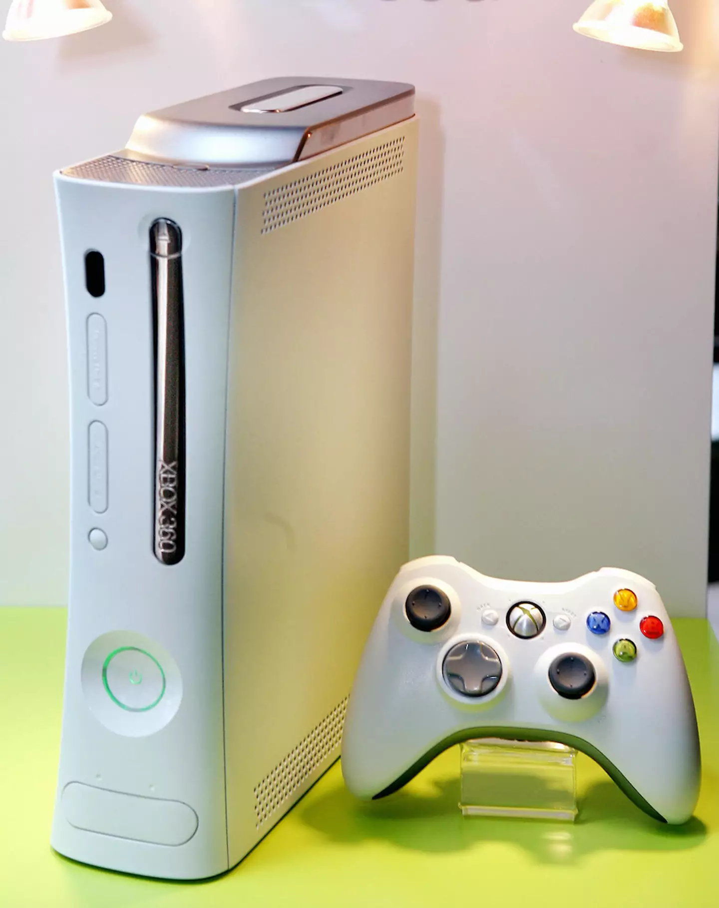 A working Xbox 360 should have green lights around the 'on' switch... not red.