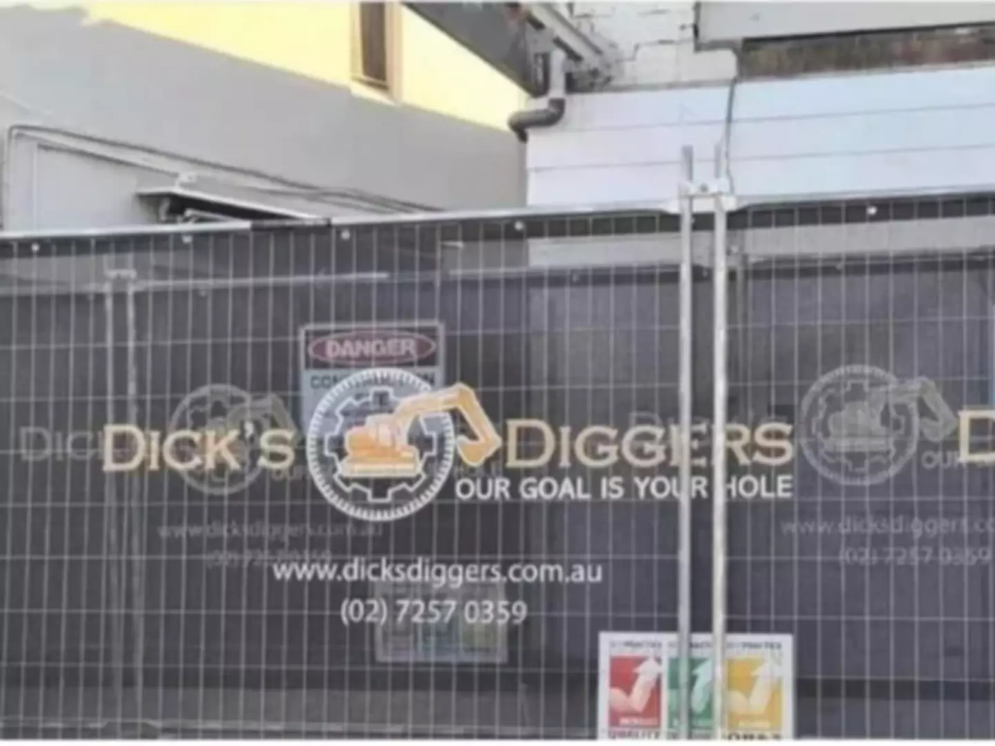 A man has complained about a ‘crude’ sign on display at a construction site in Australia.