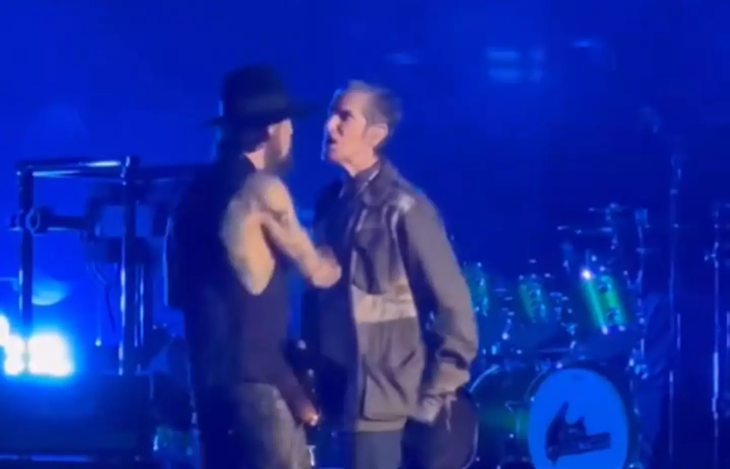 The lead singer punched his guitarist. (X/@JwSedlak)