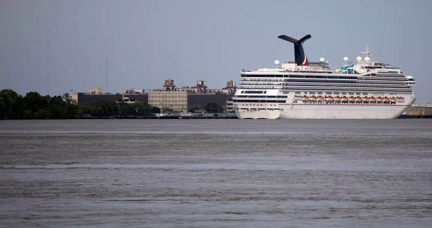 Carnival Valor (Alamy)