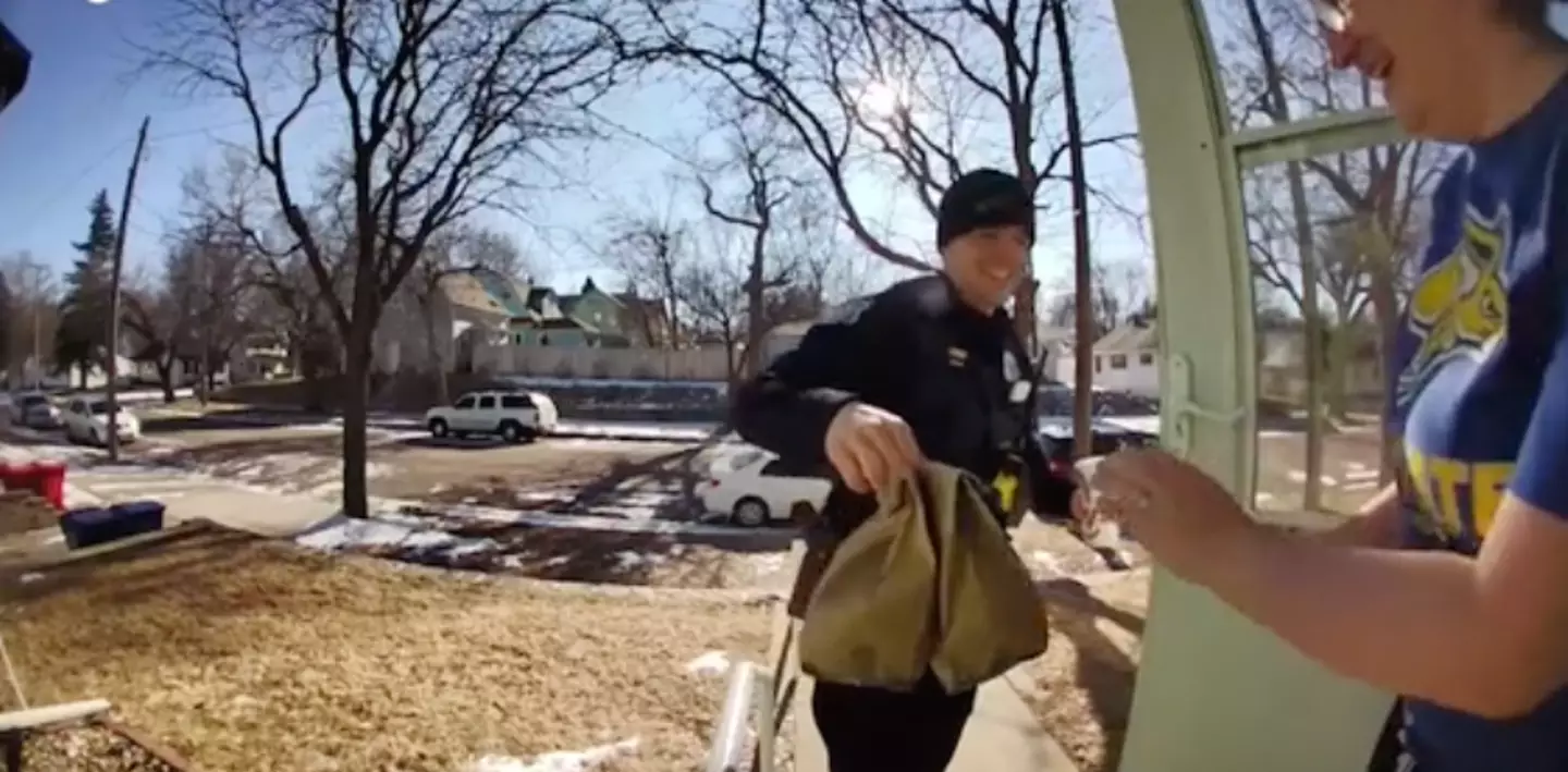 Police officer delivers DoorDash (@anastasiaelsinger/TikTok)