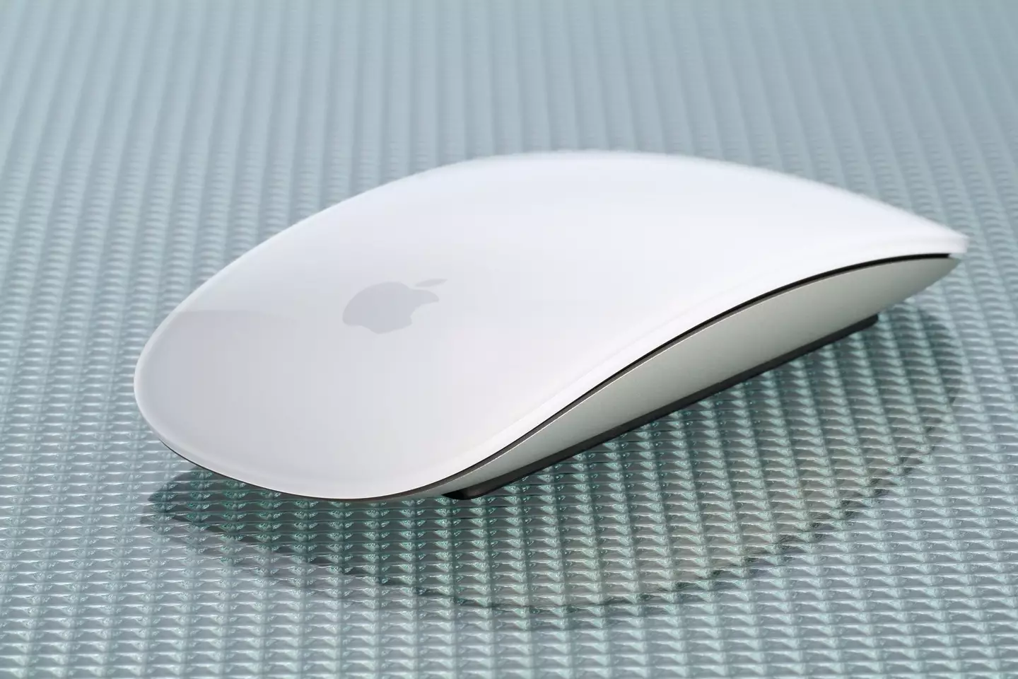 People expressed their frustration over the fact that to charge their Apple mouse, they had to plug it in.