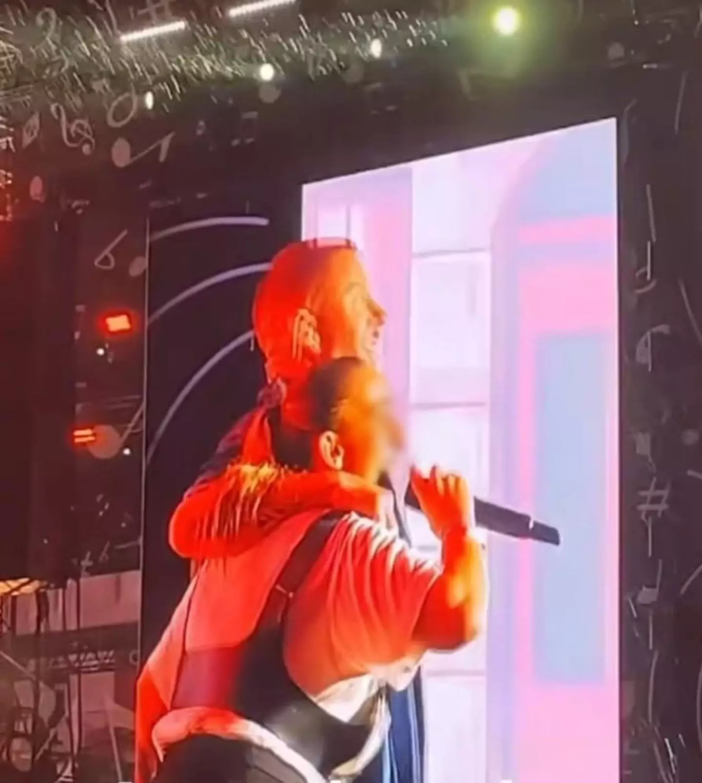 The police were kind enough to let the woman finish her perfomance. (Polícia Slovenskej republiky)