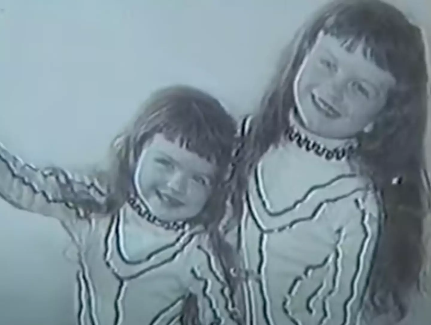 Edwarda and her sister (YouTube/Kaye & Edwarda O'Bara)