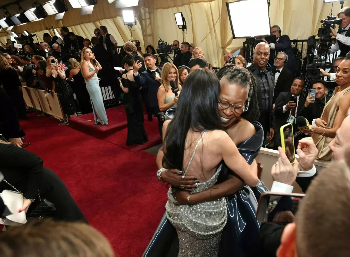 Lip reader 'reveals Whoopi Goldberg's three-word response' after Demi Moore asked for photo at Oscars - News - UNILAD