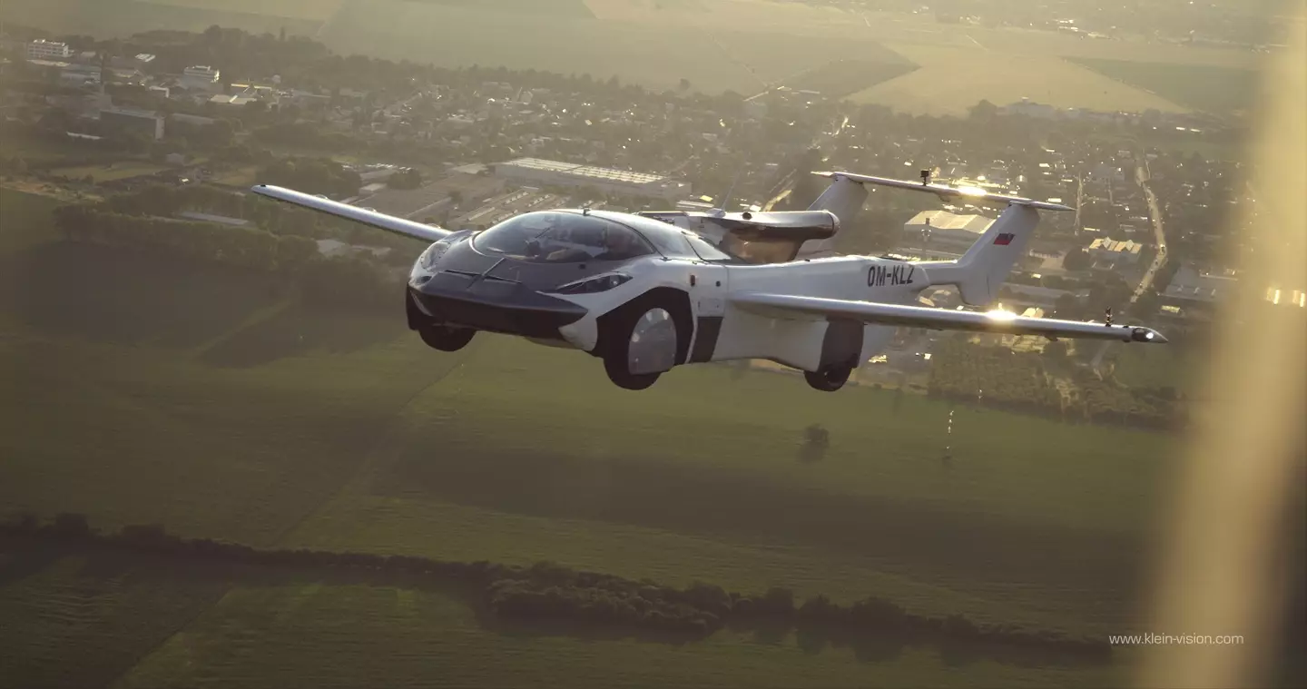 AirCar on its first intercity flight (Alamy)