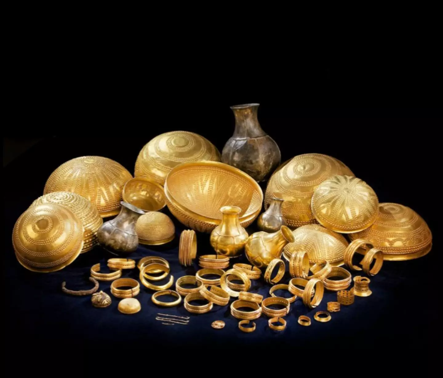 Thesari i Villenës përbëhet nga 66 objekte të cilat përfshijnë sende ari, argjendi dhe qelibar. (Muzeu i Villenës)