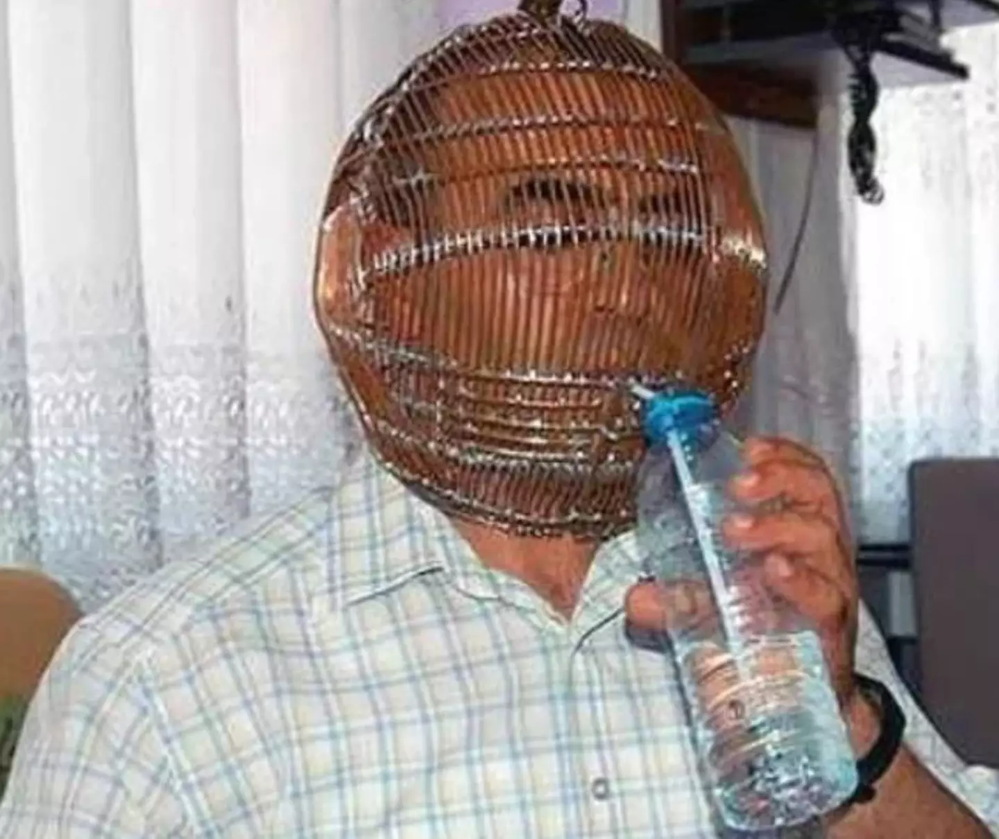 It's safe to say he went to extreme lengths to quit the habit (YouTube/Hürriyet)