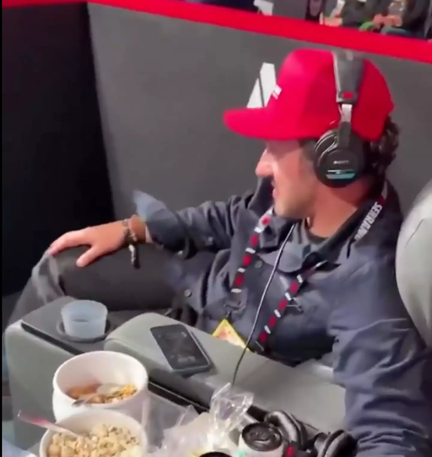 People couldn't believe how this one fan was watching the fights (Twitter/@KameronBennett)