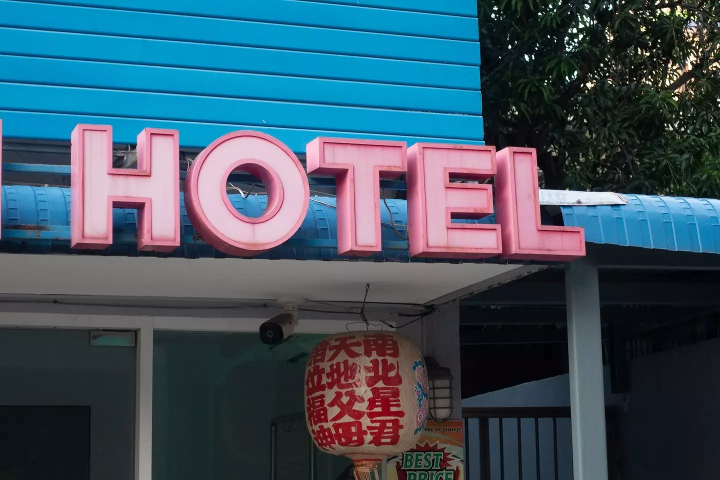 The man slept in the room for three hours before heading out.