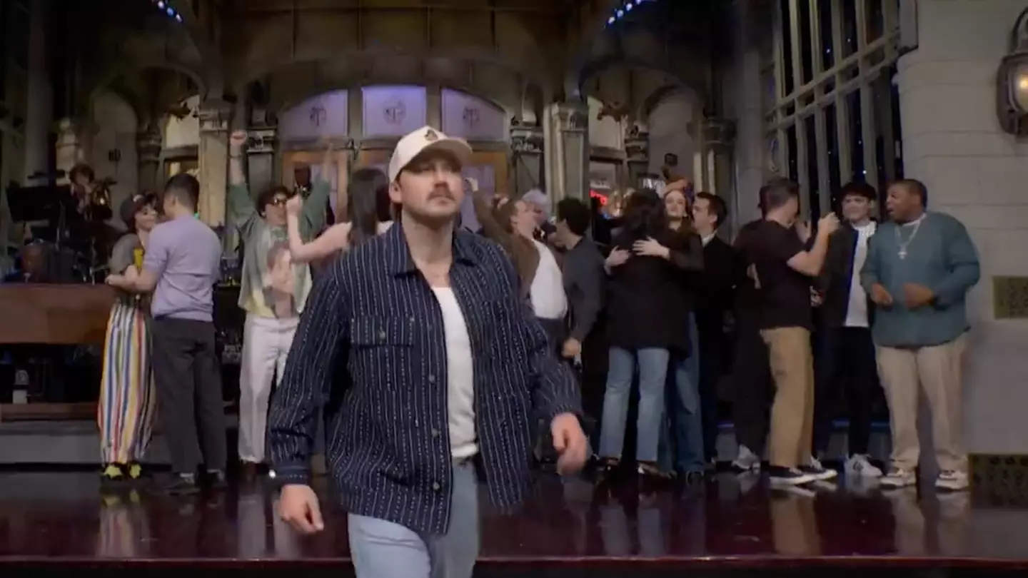 People losing it at SNL cast members' reactions after Morgan Wallen abruptly walked off stage during credits