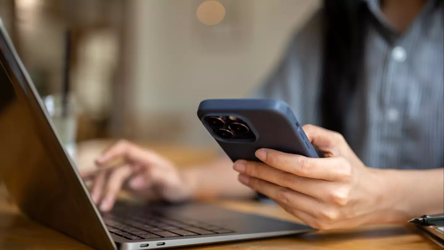 Cybersecurity expert warns people should 'stay alert' after major worldwide internet outage
