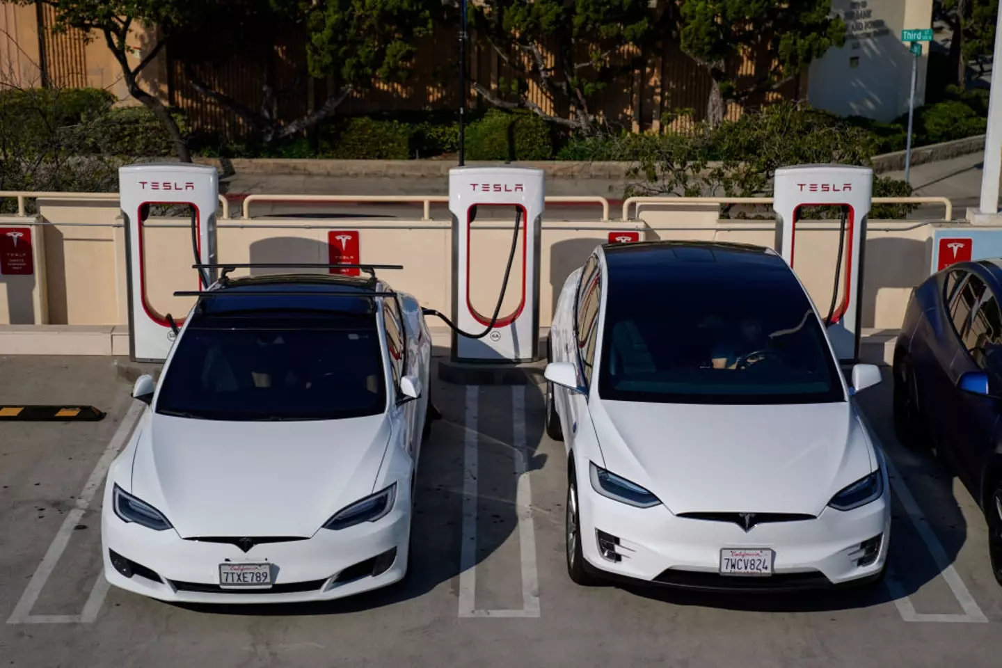 A Tesla supercharger station (Kent Nishimura / Los Angeles Times via Getty Images)