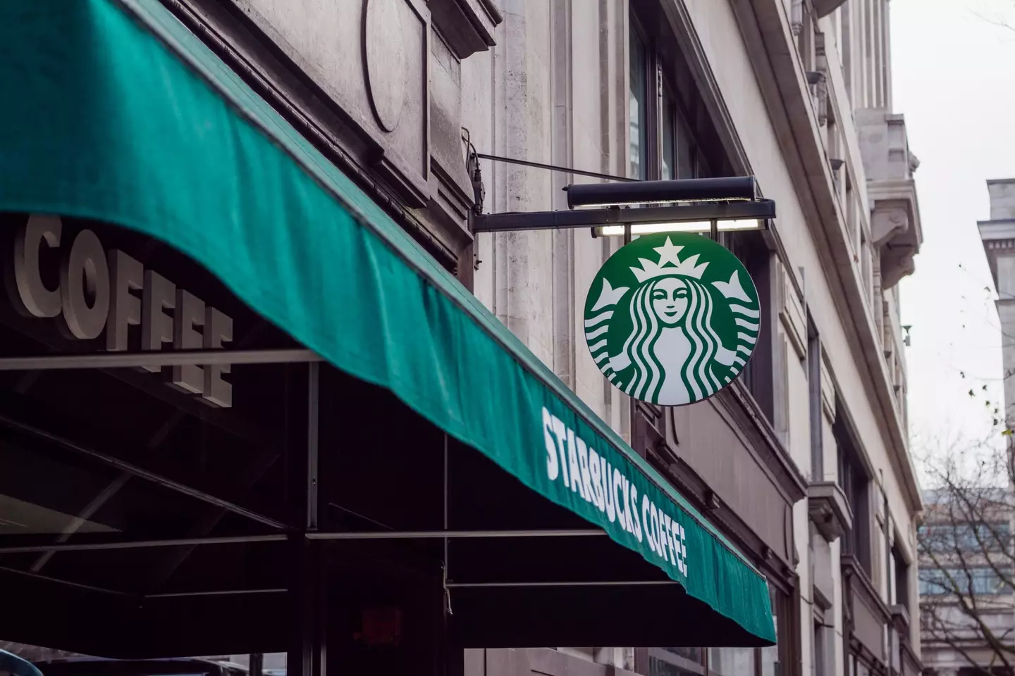 The Starbucks worker has been praised online.