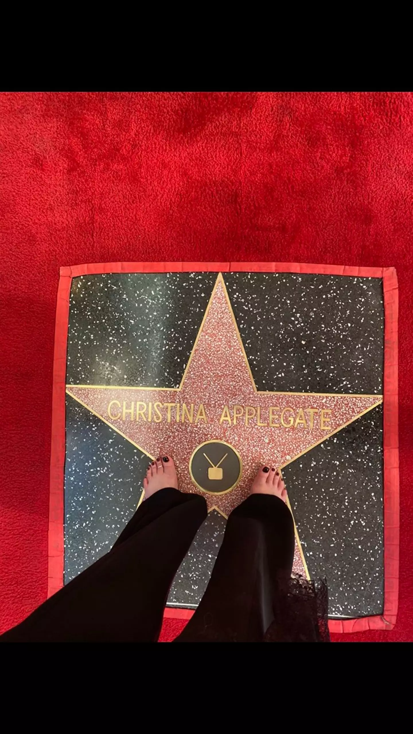 Christina Applegate explained her decision to appear barefoot.