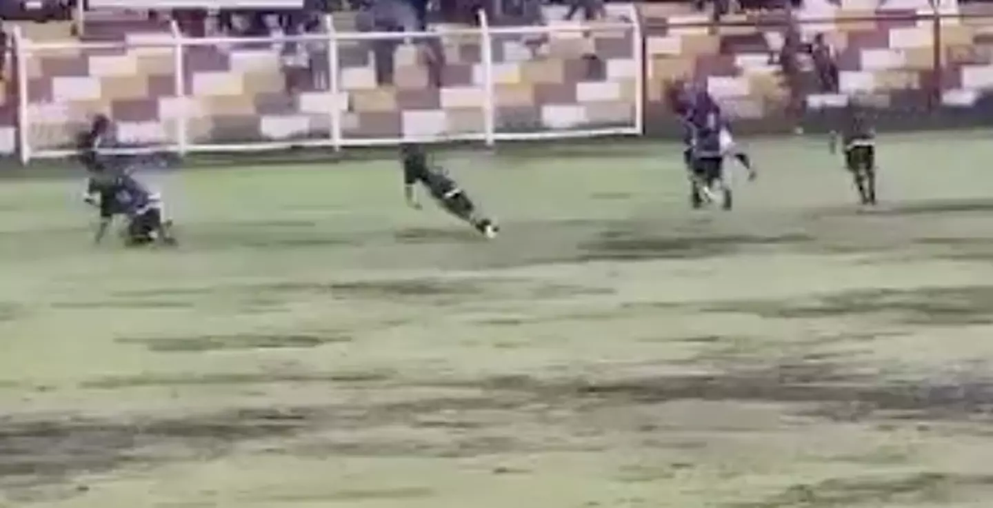 Eight soccer players fell to the ground as the lightening struck (NDA Deportiva Huancavelica)