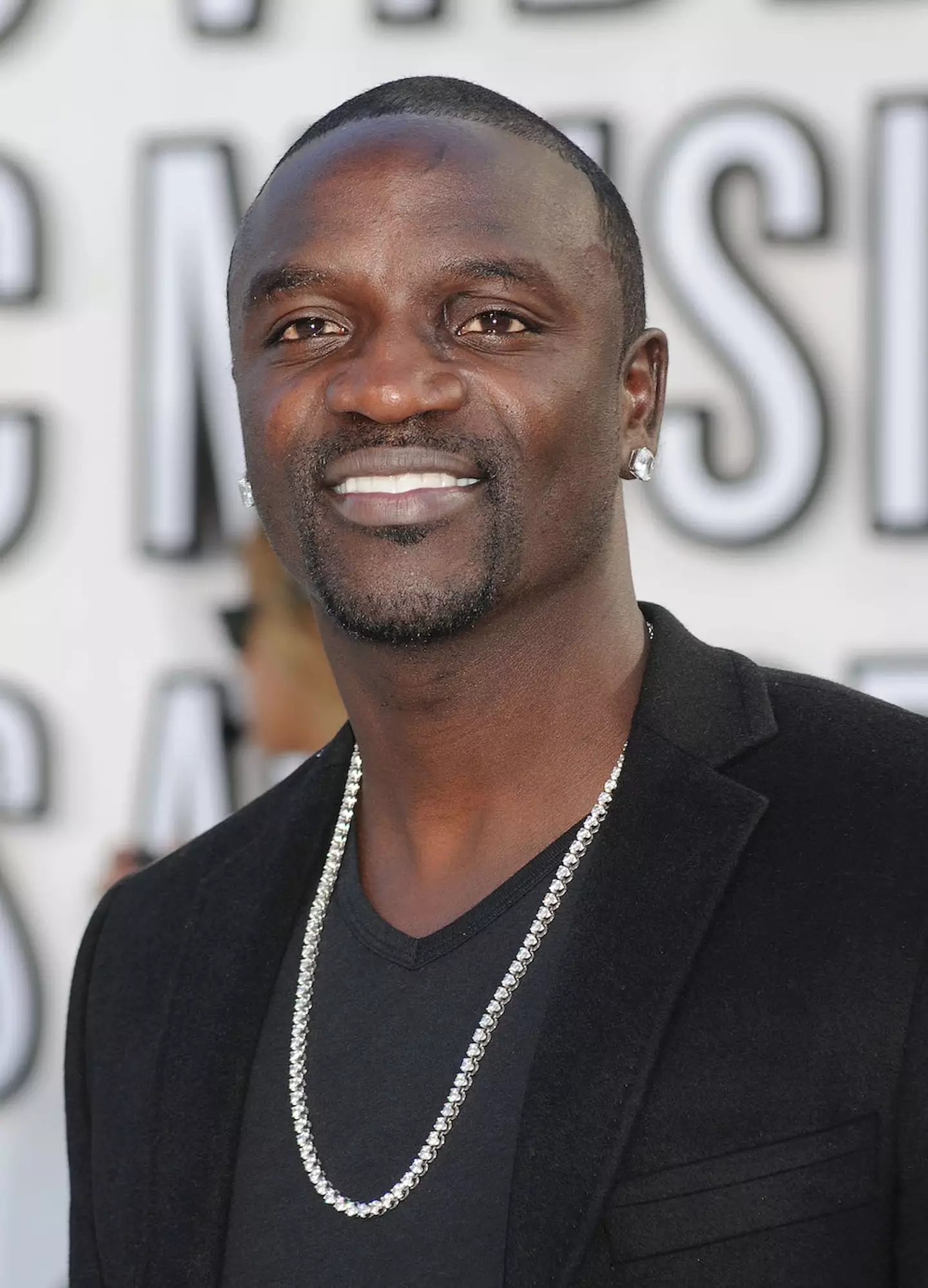 Akon told people to focus on helping to solve the problem rather than criticising others' ideas.