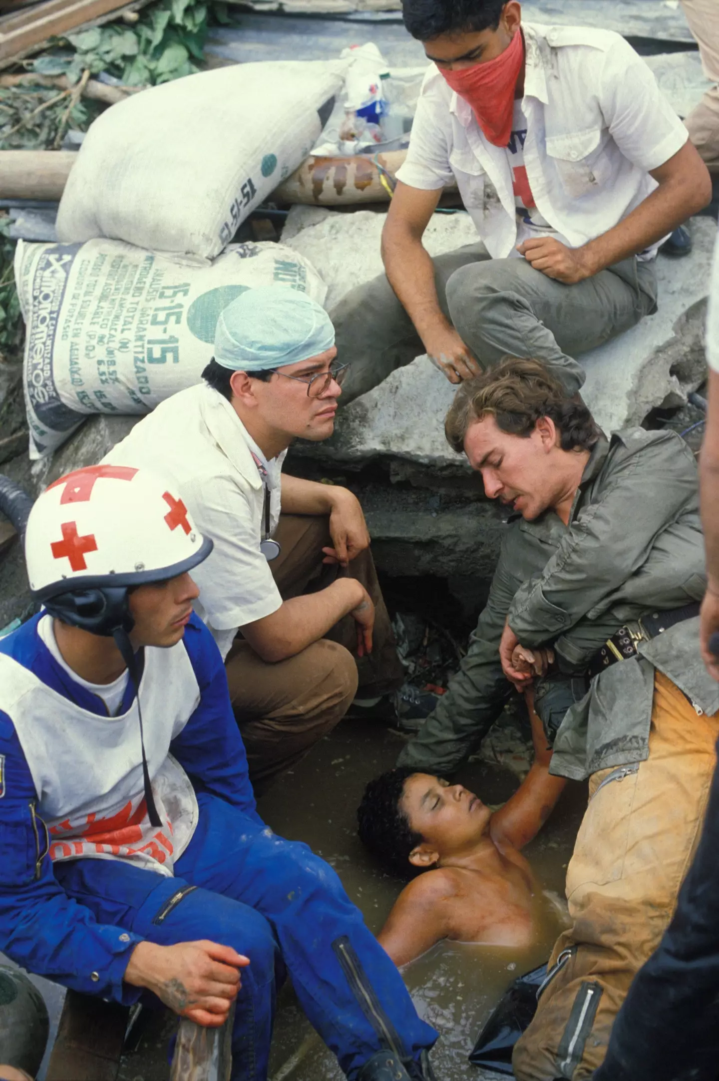 Rescue attempt of Omayra following the landslide (Pool BOUVET/DUCLOS/HIRES/Gamma-Rapho via Getty Images)