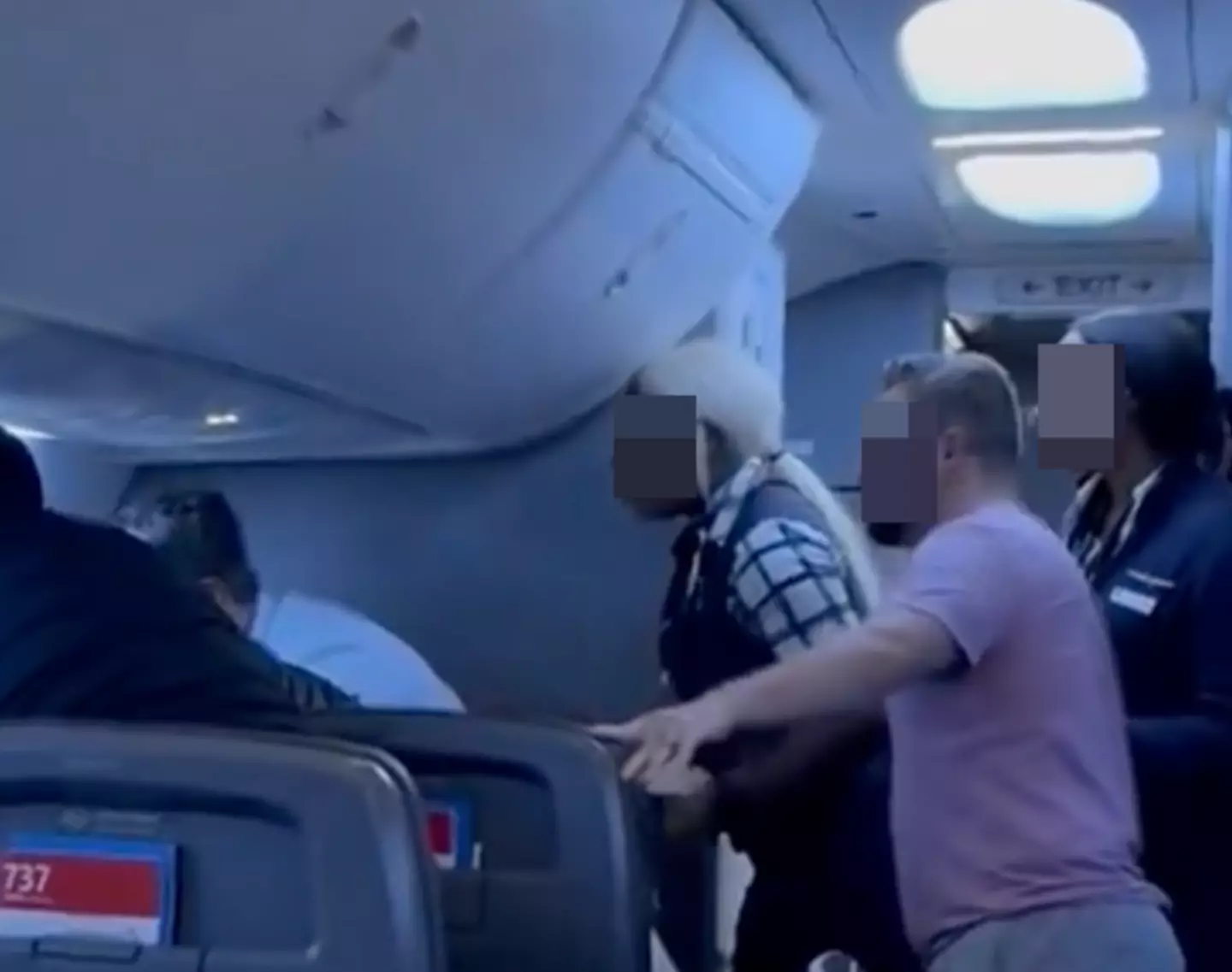 Multiple passengers gathered around the pair (X/@arjunswritings)