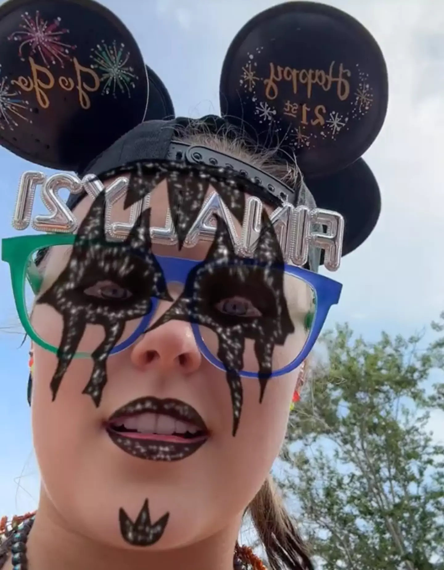 Jojo Siwa went full Disney during her visit to the park. (TikTok/@itsjojosiwa)
