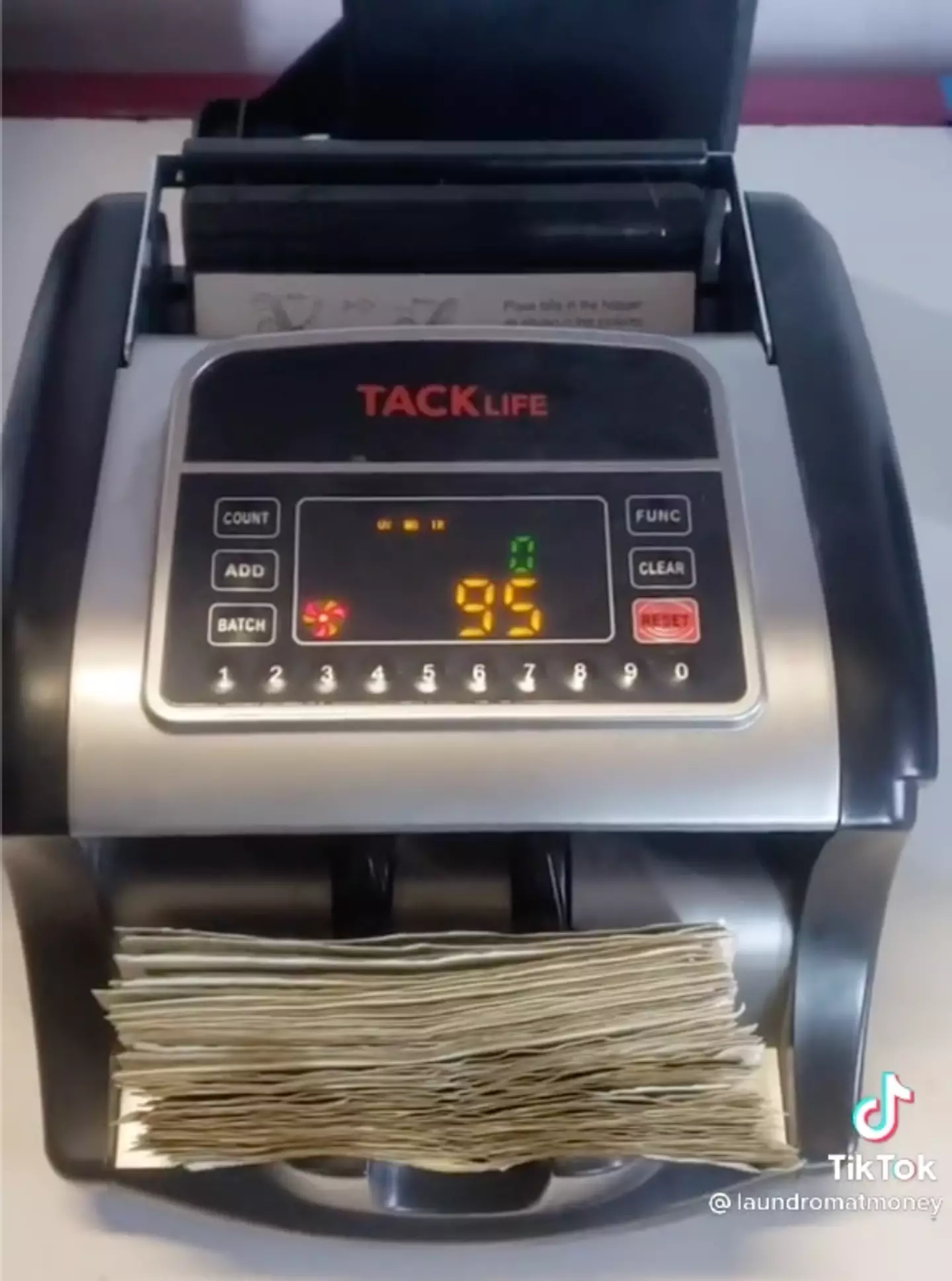 He makes plenty from bills alone, but that's before he counts the loose change. (@laundromatmoney/TikTok)