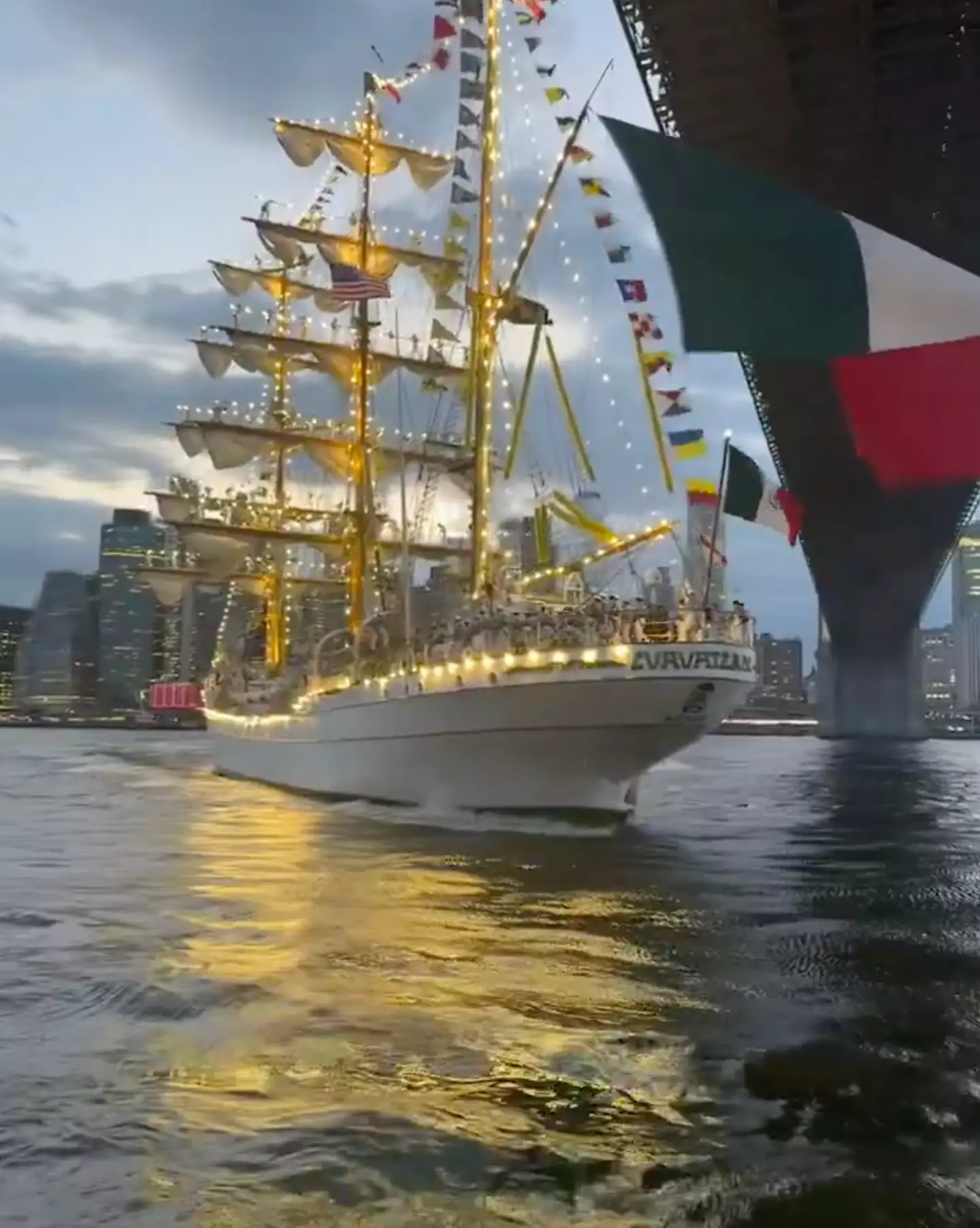 Onlookers caught the horrifying moment on camera (Twitter/@SammmSparks)