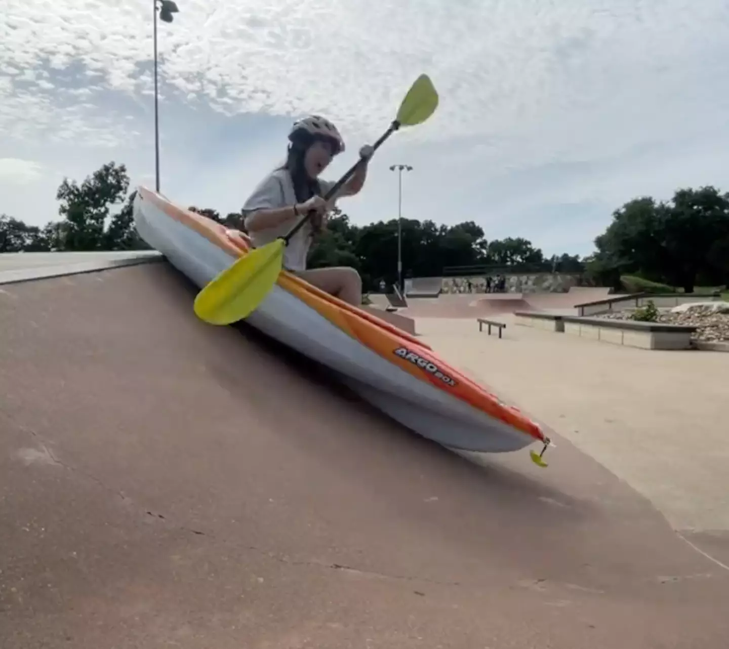 Twitch streamer EmilyExtra tried to recreate the iconic 'Urban Kayaking' Jackass stunt.