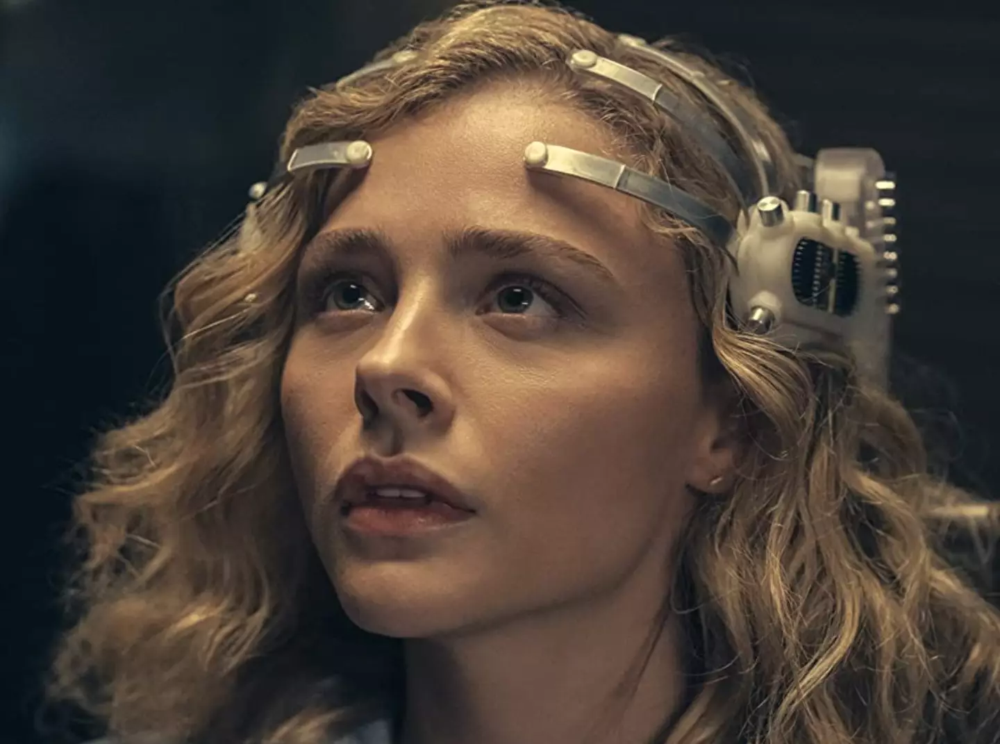 Chloë Grace Moretz plays the lead role of Flynne Fisher.