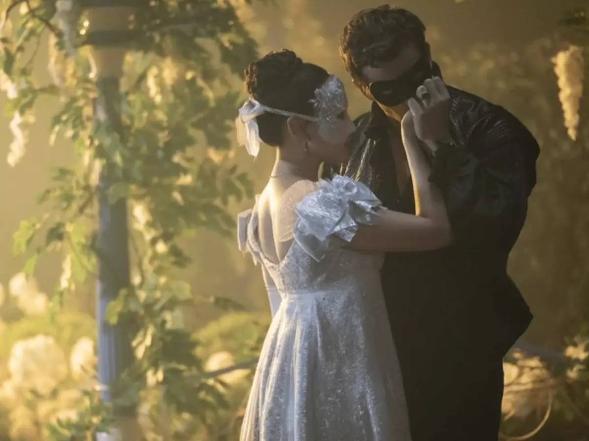 Sophie and Benedict meet at a ball held at Bridgerton House (Netflix)