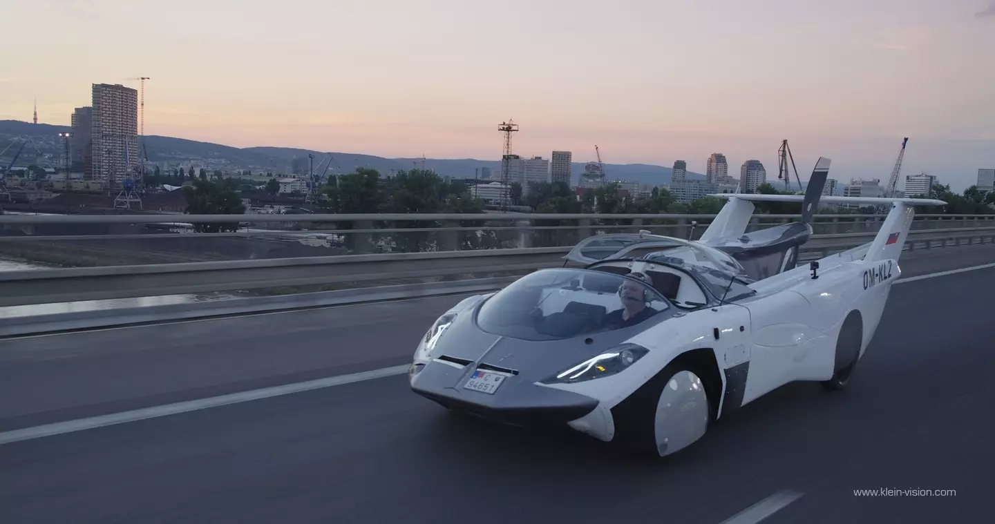 AirCar on the road (Klein Vision)