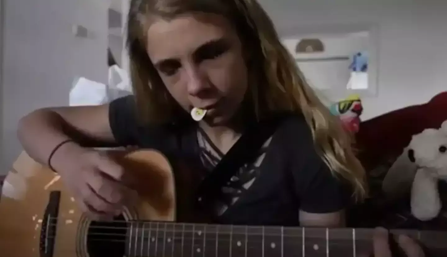 She still likes to play guitar, even though it's tough without her vision (What's Trending/YouTube)
