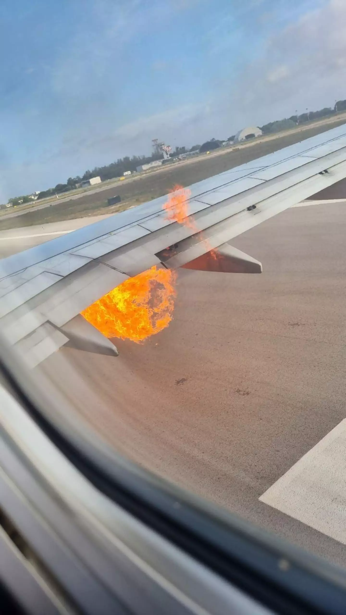 One of the engines was spotted in flames (Twitter/ @fl360aero)