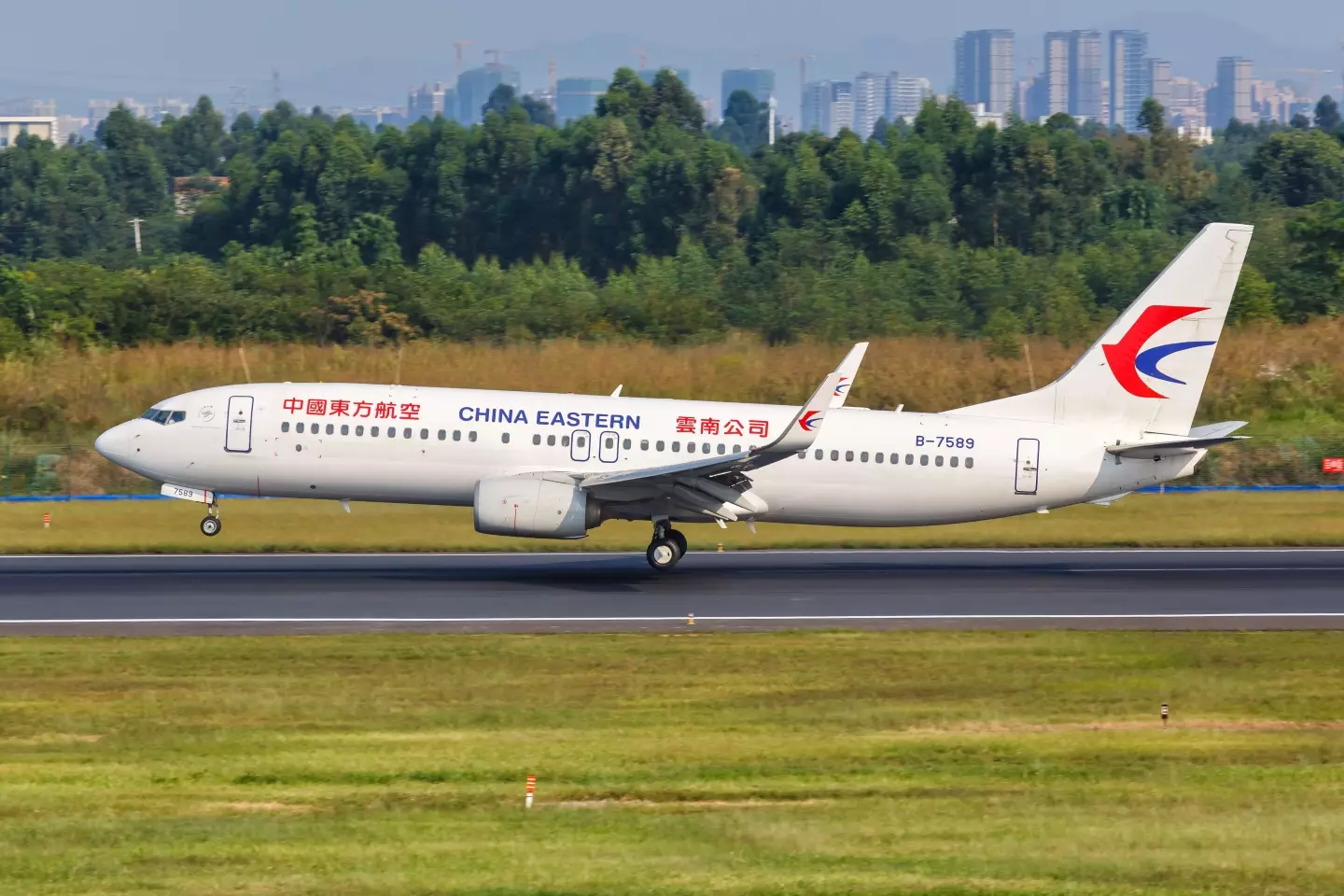 China Eastern Airlines Boeing 737-800 (Alamy)