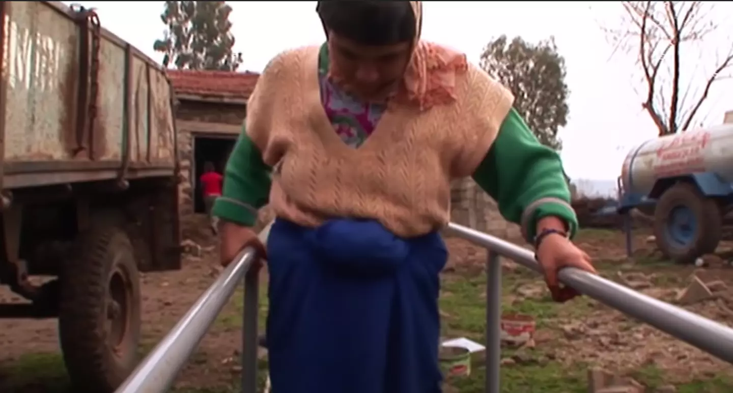 With the help of a physiotherapist, a walking frame and parallel bars, all of the six children who had previously walked on all fours were soon able to walk on two legs.