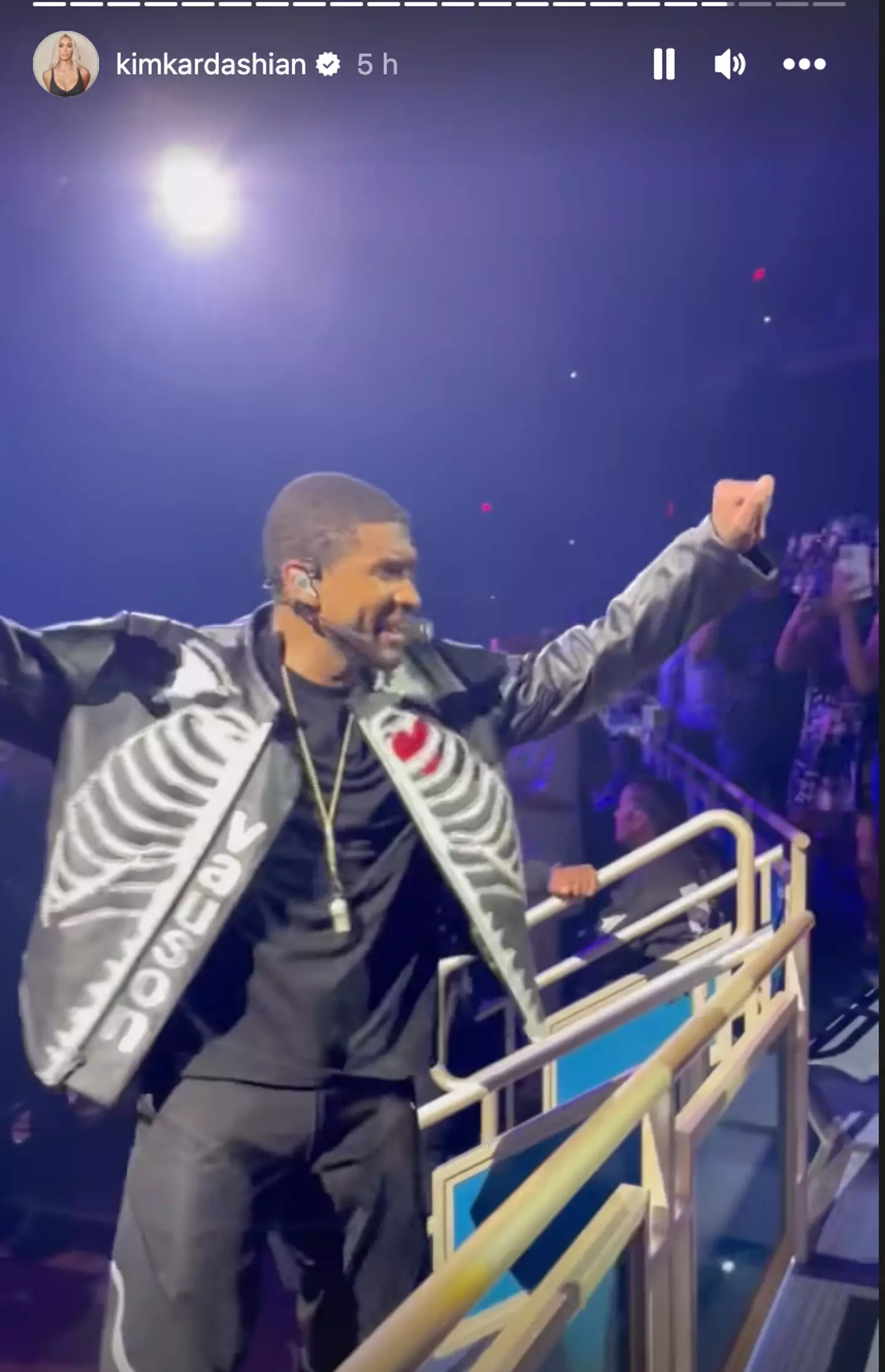 Usher gave Kim Kardashian the VIP treatment at one of his shows.