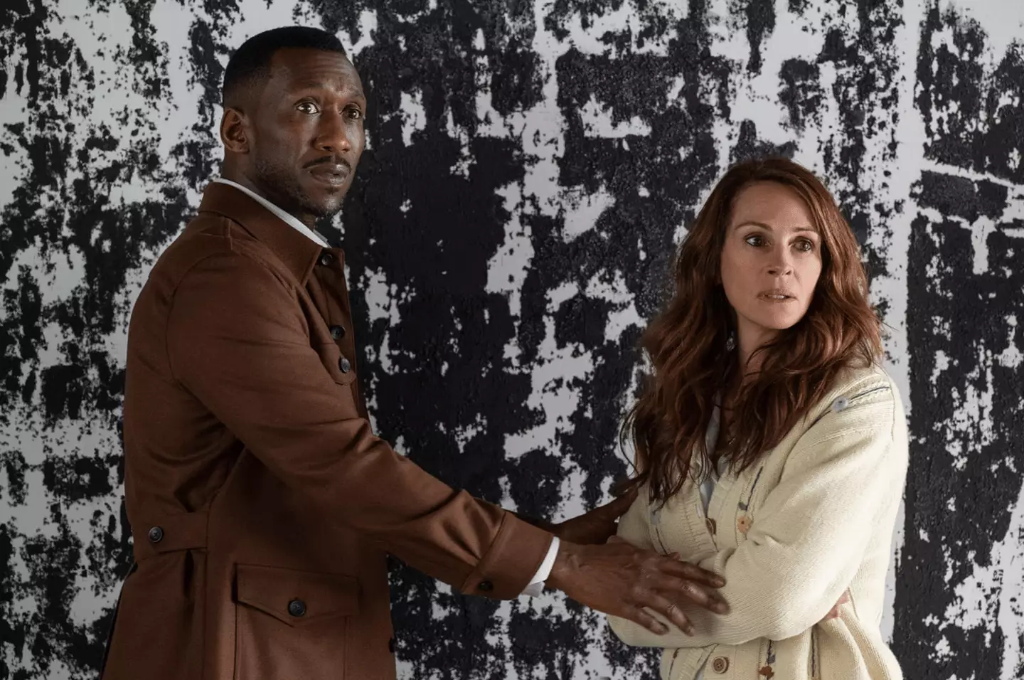 Roberts has admitted she felt considerably awkward and embarrassed during a dance scene in the film.