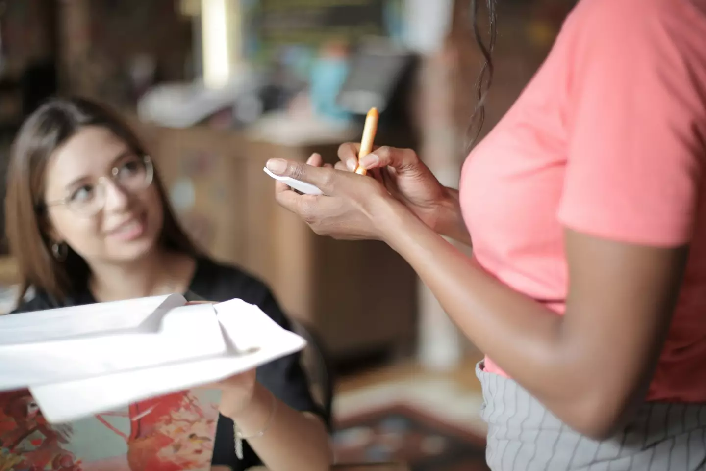 The waitress pointed out the stark difference between the two tables (Pexels/ Andrea Piacquadio)