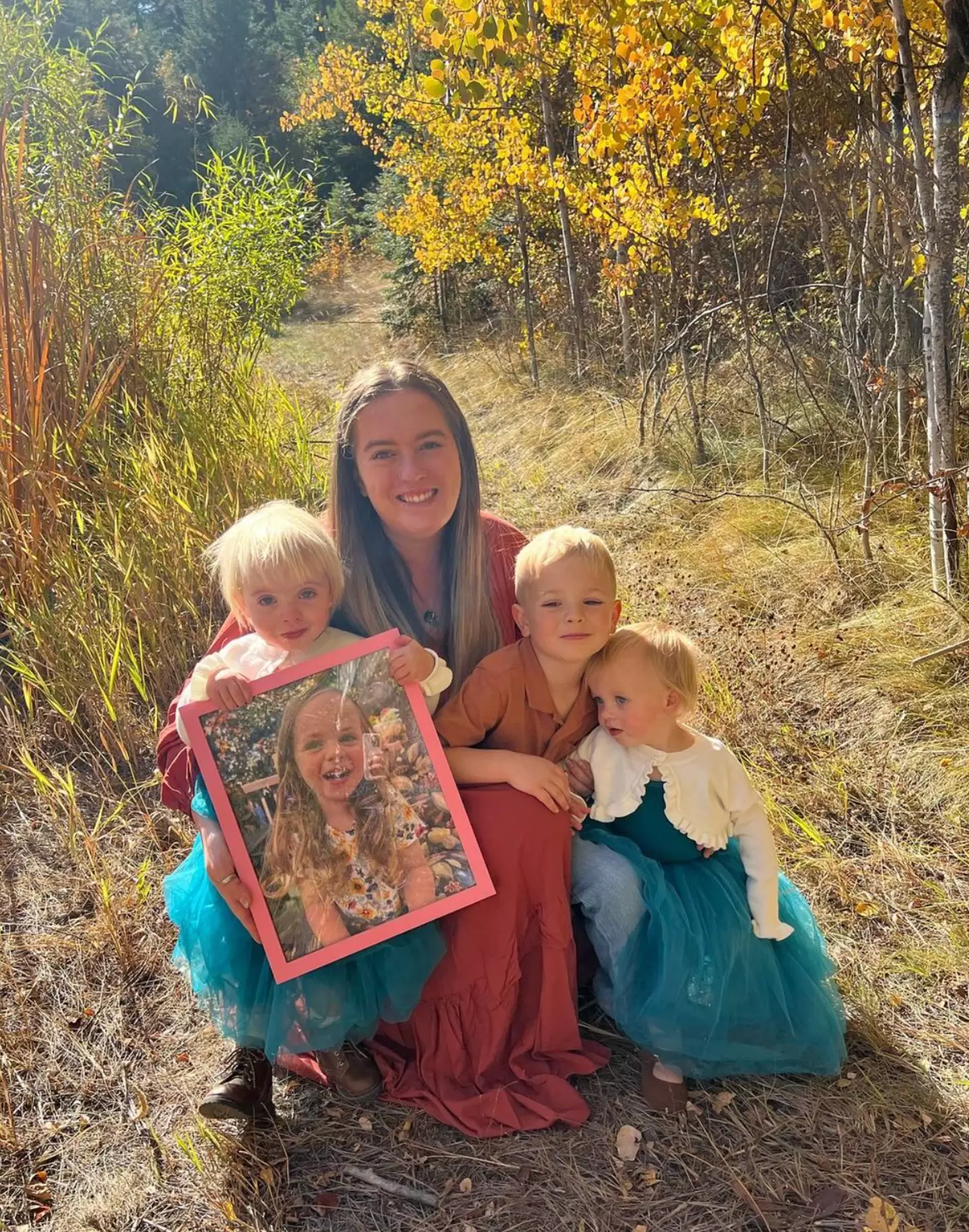 Heartbreaking picture of Samantha Jensen with her kids Henry, Molly, Rosie and a picture of her late daughter Scarlett (Instagram/samjensen44)
