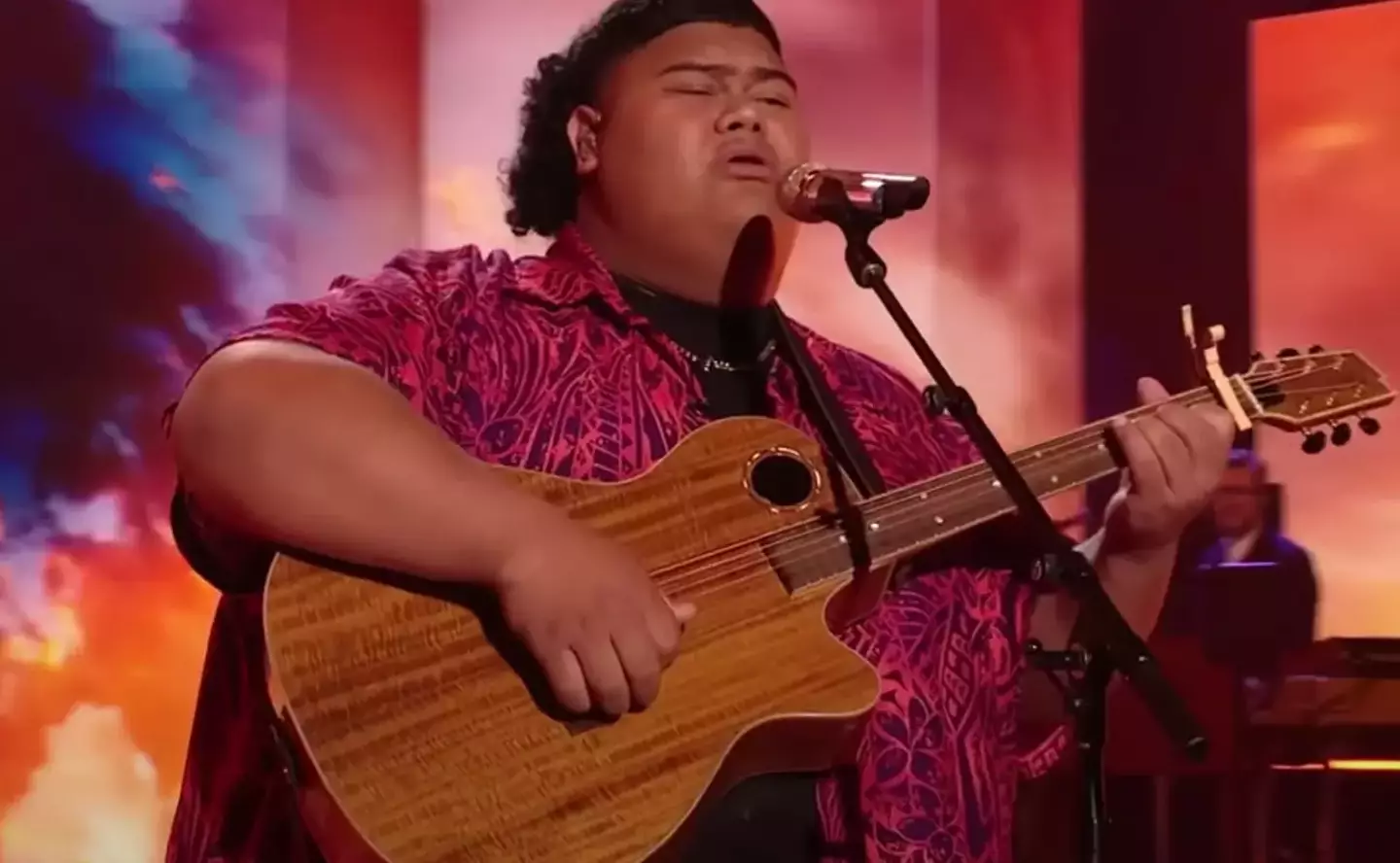 Iam Tongi used his dad's guitar for a few performances.