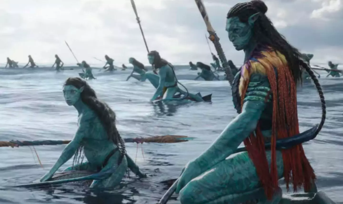 Neytiri hunting while pregnant in Avatar: The Way of Water.