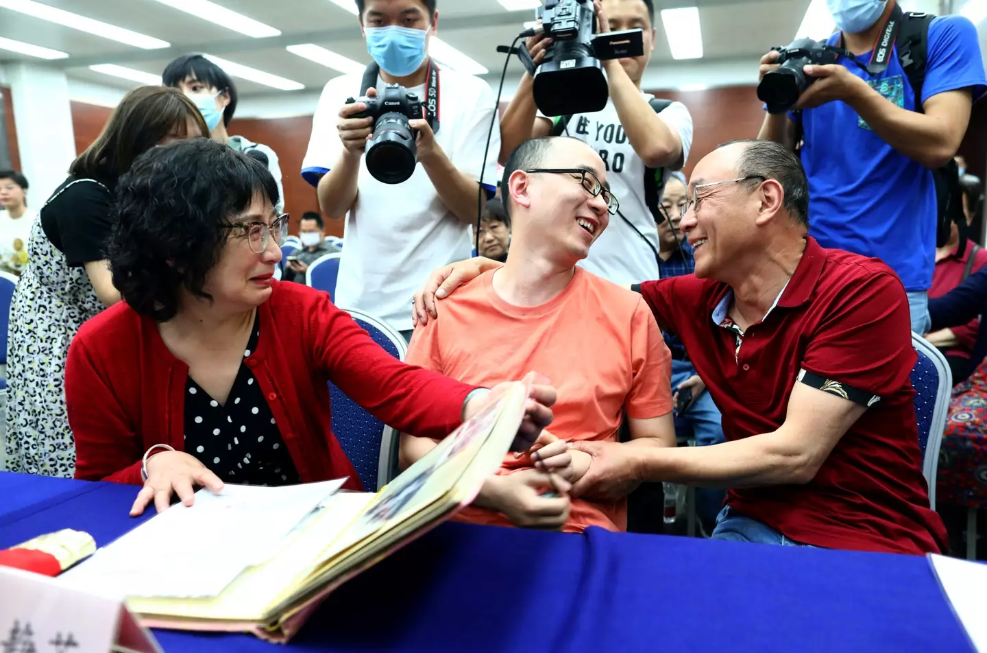 Mao Yin was reunited with his father Mao Zhenping as well.